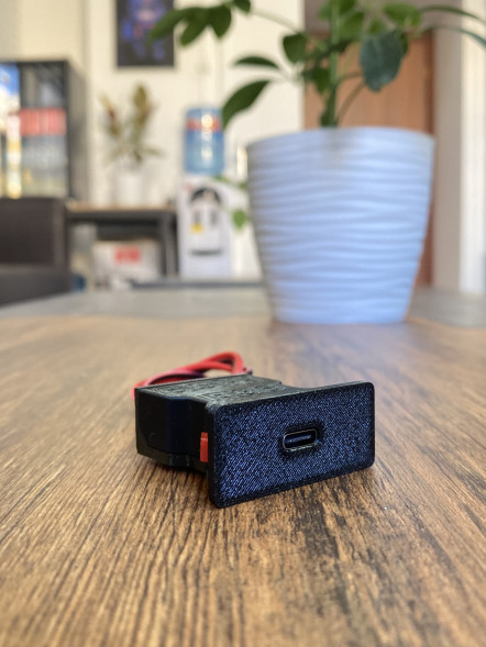 Блок зарядки USB-C 65W для BMW E36 в Сургуте