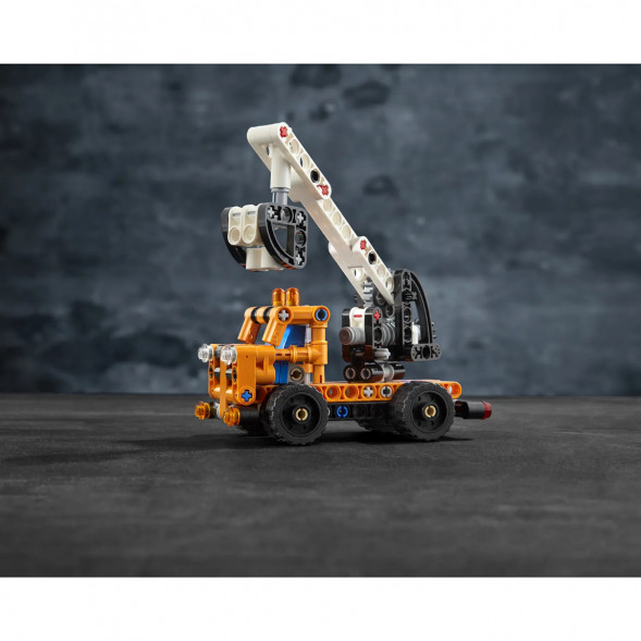 Конструктор LEGO Technic 42088 Ремонтный автокран в Сургуте