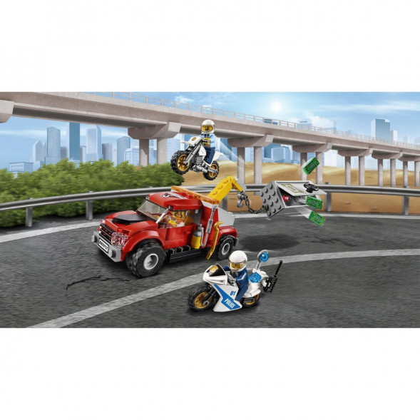 Конструктор LEGO City Police 60137 Побег на буксировщике в Сургуте